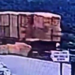 Ecel yolda y&uuml;r&uuml;d&uuml;ğ&uuml; sırada yakaladı! &Ouml;l&uuml;m anı kamerada