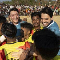 Efsane futbolcu Mesut &Ouml;zil, Arakanlı &ccedil;ocuklarla ma&ccedil; yaptı! 'Futbolu umut i&ccedil;in kullanıyor'