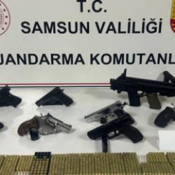 Ev değil sanki askeri depo: Y&uuml;zlerce mermi ele ge&ccedil;irildi!