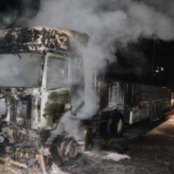 Ey&uuml;psultan'da seyir halindeyken yanan tır kullanılamaz hale geldi