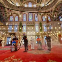 Fatih'teki camiler Ramazan &ouml;ncesi g&uuml;l suyuyla yıkandı