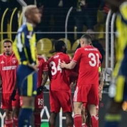 Fenerbah&ccedil;e-Nottingham Forest ma&ccedil;ı İngiltere'yi salladı! Manşetlerde tek bir isim var