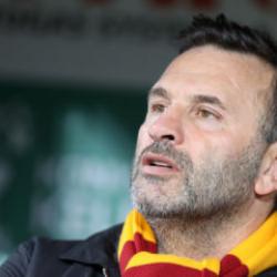 'Futbol adına utan&ccedil;' diyen Okan Buruk hakem ve zeminden şikayet&ccedil;i! 'B&uuml;y&uuml;k bir komedi'