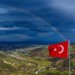 G&ouml;kkuşağı ve T&uuml;rk bayrağı aynı karede buluştu