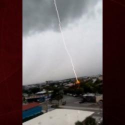 G&ouml;zlerinin &ouml;n&uuml;nde oldu: Yıldırımın d&uuml;şmesi saniye saniye kamerada