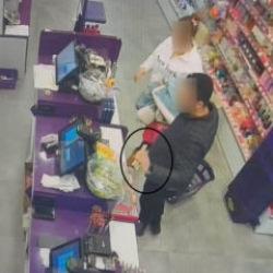 Hatay'da aile boyu hırsızlık: Ufak ufak &ccedil;aldılar! Milyonluk vurgun kamerada 