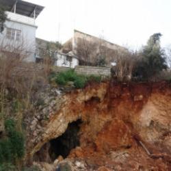 Hatay'da toprak kaydı, evlerin altındaki mağara g&uuml;n y&uuml;z&uuml;ne &ccedil;ıktı