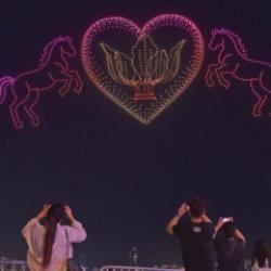 Havai fişekler tarihe karışıyor! &Ccedil;in bu g&ouml;steri i&ccedil;in tam iki bin tane kullandı!