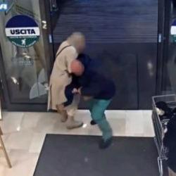 Annesinin yanındaki &ccedil;ocuğu ka&ccedil;ırdı! İtalya o anları konuşuyor