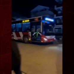 İzmir'de bir grup şehir eşkıyası &ccedil;ocuk otob&uuml;slere taş yağdırdı