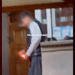 Kayseri'de &ccedil;ocuklar teravih namazı sırasında camiye torpil attı!