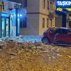 Kayseri&rsquo;de şiddetli r&uuml;zgar binanın duvarını yıktı! Park halindeki bir ara&ccedil; zarar g&ouml;rd&uuml;