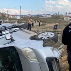 Korkutan kaza: Hafif ticari ara&ccedil; şarampole yuvarlandı!