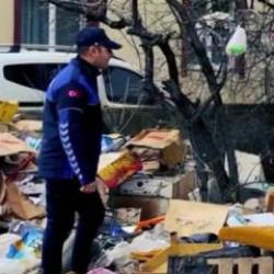 K&ouml;t&uuml; koku ihbarıyla gidilen evden 30 ton &ccedil;&ouml;p &ccedil;ıktı