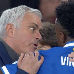 Dev ma&ccedil;a ırk&ccedil;ı tezah&uuml;rat engeli! Sahayı terk etti