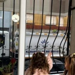 &Ccedil;&ouml;p kamyonu şof&ouml;r&uuml; ile 3 yaşındaki Ayşe'nin dostluk hik&acirc;yesi dikkat &ccedil;ekti