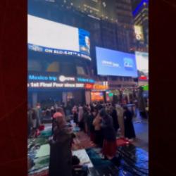 New York Times Meydanı&rsquo;nda teravih namazı