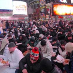 New York'un &uuml;nl&uuml; Times Meydanı'nda iftar programı d&uuml;zenlendi