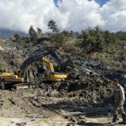 Muğla&rsquo;da korkutan heyelan: Yol trafiğe kapatıldı
