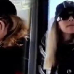 Otob&uuml;ste k&ouml;pek kavgası! 'Savcıyım' dedi, ger&ccedil;ek başka &ccedil;ıktı