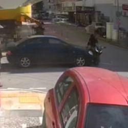 Otomobil ile &ccedil;arpışan motosikletli metrelerce savruldu
