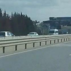 Otoyolda &ouml;l&uuml;m&uuml;ne yolculuk: 87 yaşındaki s&uuml;r&uuml;c&uuml; trafiği birbirine kattı