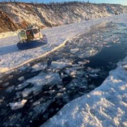 Rusya&rsquo;da Baykal G&ouml;l&uuml;&rsquo;nde buz altına giren ara&ccedil;ta 8 kişi &ouml;ld&uuml;