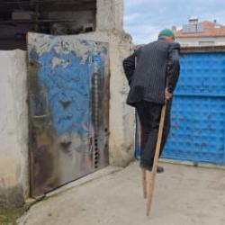 Samsun'da ilgin&ccedil; gelenek: 83 yaşındaki adam tahta bacakla dolaşıyor