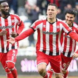 Sivasspor'da korkutan kaza! Takımın yıldızı Rey Manaj trafik kazası ge&ccedil;irdi