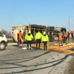 Son Dakika: İstanbul &Ccedil;atalca t&uuml;nelinde tanker devrildi! &Ccedil;ok sayıda ekip sevk edildi