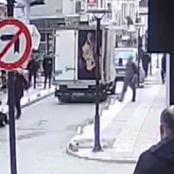 Tartıştığı kişiyi dakikalarca tekmeledi