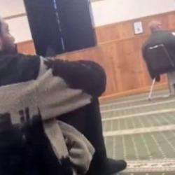 &Uuml;nl&uuml; NBA yıldızı ABD'de g&uuml;ndem oldu! Camide namaz kılarken g&ouml;r&uuml;nt&uuml;lendi