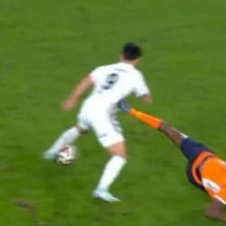 &Uuml;st&uuml;nden g&uuml;nler ge&ccedil;se de hala g&uuml;ndemde! Opoku'dan Oh'a sportmenlik dışı hareket