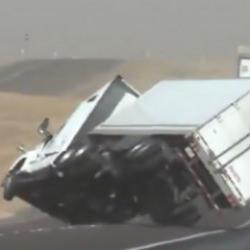 Teksas'ta fırtına dehşeti: R&uuml;zgar devasa tırı oyuncak gibi devirdi