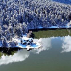 Kış manzarası: G&ouml;lc&uuml;k Tabiat Parkı beyaza b&uuml;r&uuml;nd&uuml;