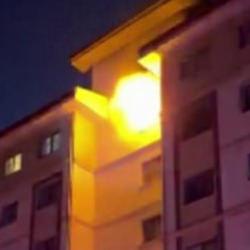 Yangında evdeki t&uuml;p patladı: Mahsur kalan 13 kişiyi itfaiye ekipleri kurtardı