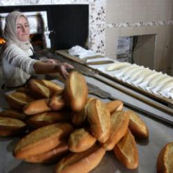 Yaylanın dumanı t&uuml;ten tek fırınında ekmekler kadın ustadan