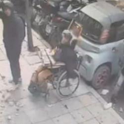 Yolda y&uuml;r&uuml;rken başına sıva par&ccedil;aları d&uuml;şen &ccedil;ocuk yaralandı!