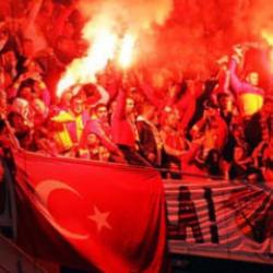 Yunan taraftarların Beşiktaş ma&ccedil;ında a&ccedil;tığı ırk&ccedil;ı pankarta &ouml;d&uuml;l gibi ceza!