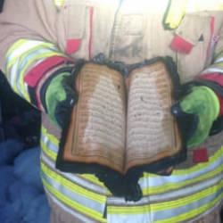 Alevlere rağmen zarar g&ouml;rmedi: İtfaiye eri Kur'an-ı Kerim'i kurtardı
