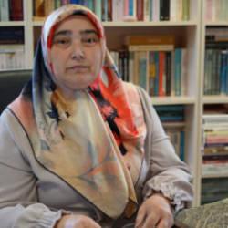 28 Şubat'ta baş&ouml;rt&uuml; yasağı eğitim hayatını baltalamıştı: Fak&uuml;lte ikincisi oldu 