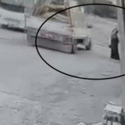 Pikap kapağının kadına &ccedil;arptığı dehşet anları kamerada