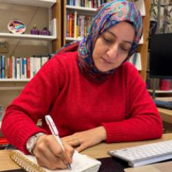 28 Şubat'ta baş&ouml;rt&uuml; yasağıyla başlayan s&uuml;re&ccedil;, &uuml;niversite k&uuml;rs&uuml;s&uuml;nde bitti