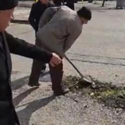 Yer: Ankara! Belediyenin kapatmadığı &ccedil;ukuru vatandaş kapattı 