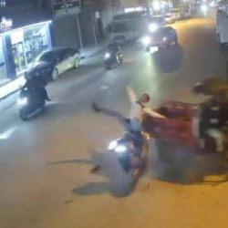 Adana'da motosikletin karıştığı kaza anı y&uuml;rekleri ağza getirdi