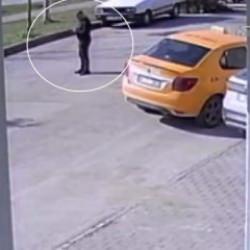 Adana'da yolun ortasında telefona dalan adama araba &ccedil;arptı