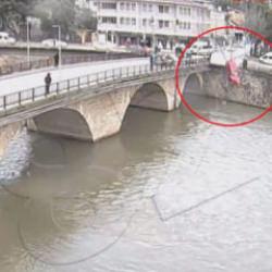 Amasya'da korkun&ccedil; kaza: Anne-kızın olduğu ara&ccedil; ters y&ouml;ne girdi, araca &ccedil;arpıp nehre u&ccedil;tu!