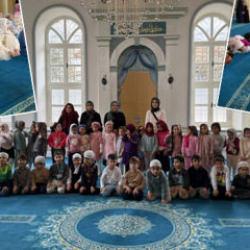 Anaokullu miniklerden anlamlı gezi: Camide hem oyun oynadılar hem namaz kıldılar