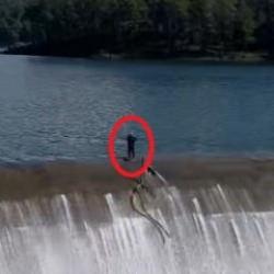 Antalya'da a&ccedil;ık barajda y&uuml;rekleri ağza getiren temizlik &ccedil;alışması! O anlar kamerada 