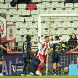 Fenerbah&ccedil;e'ye 2-0'dan d&ouml;nmek yetmedi! Zirve yarışında kan kaybı s&uuml;r&uuml;yor